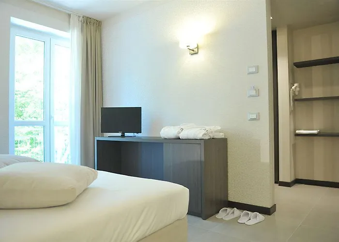 Hll Lungolago Lecco-como Lecco