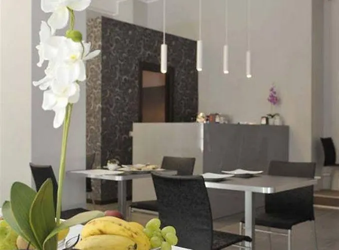 Hll Lungolago Lecco-como