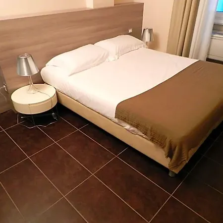 Hll Lungolago Lecco-como レッコ