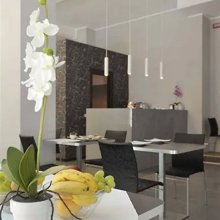 Hll Lungolago Lecco-como