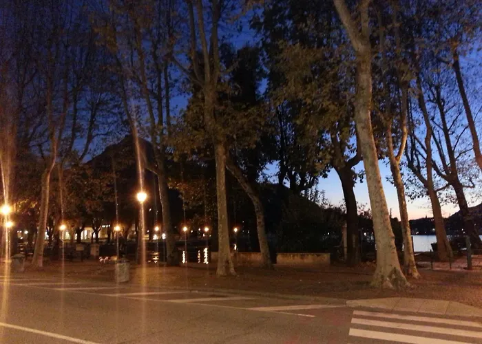 Hll Lungolago Lecco-como Лекко