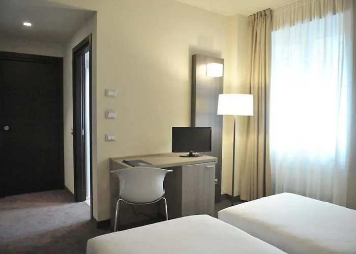 Hll Lungolago Lecco-como Лекко