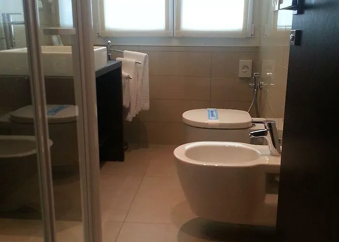 Hll Lungolago Lecco-como 3* Лекко