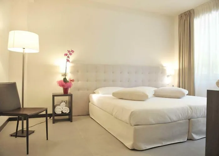 Hll Lungolago Lecco-como Лекко