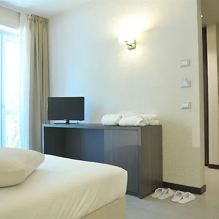 Hll Lungolago Lecco-como Lecco