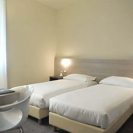 Hll Lungolago Lecco-como Lecco